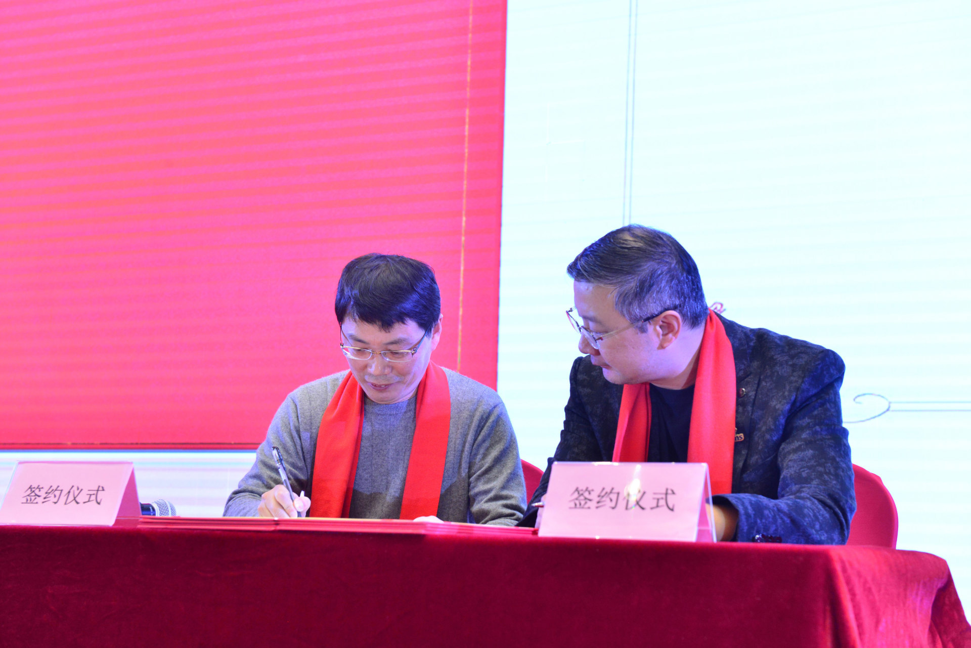 张总签约.jpg